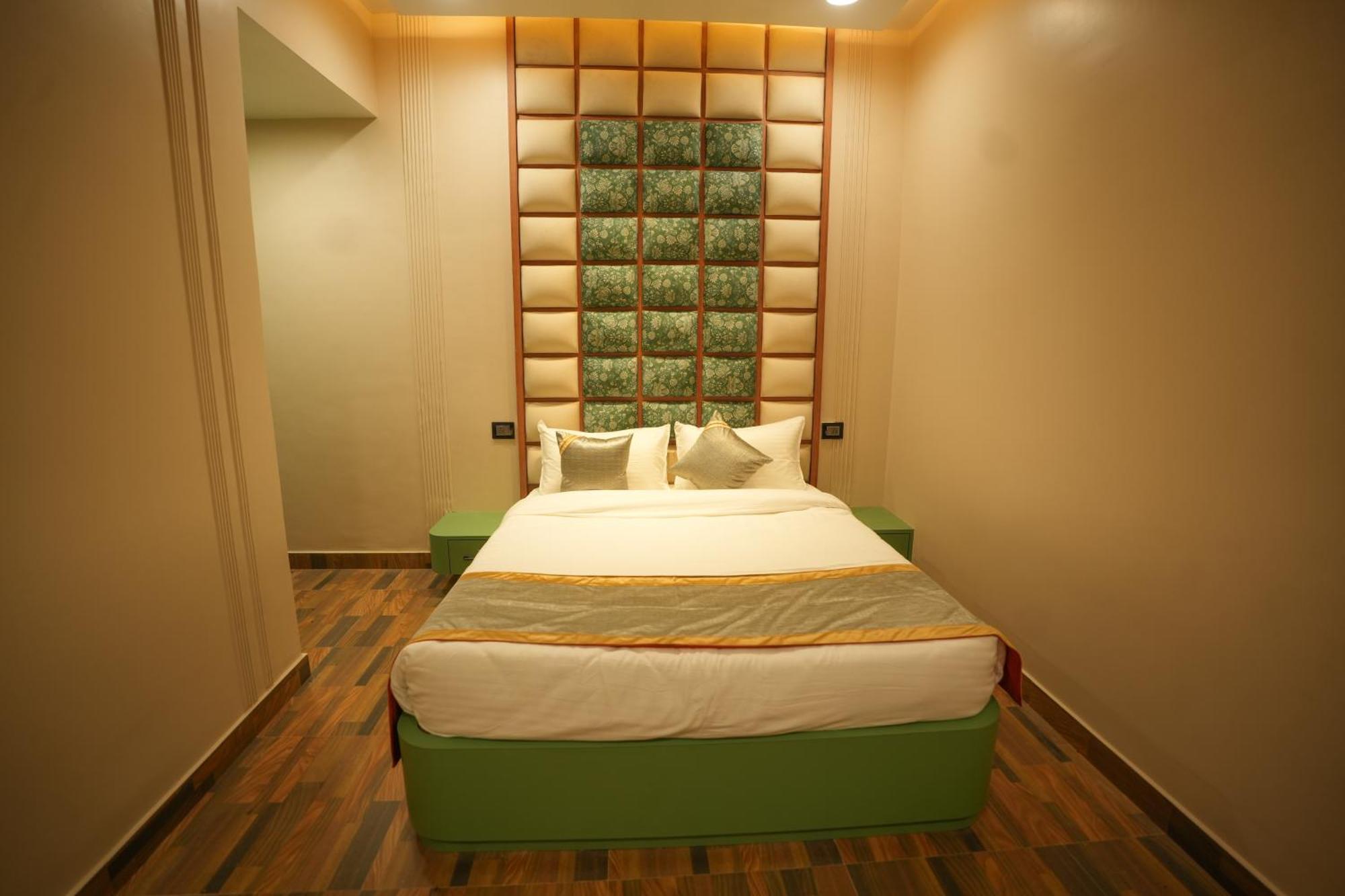 Dashrath Inn Near Ramjanmbhoomi Ayodhya Экстерьер фото