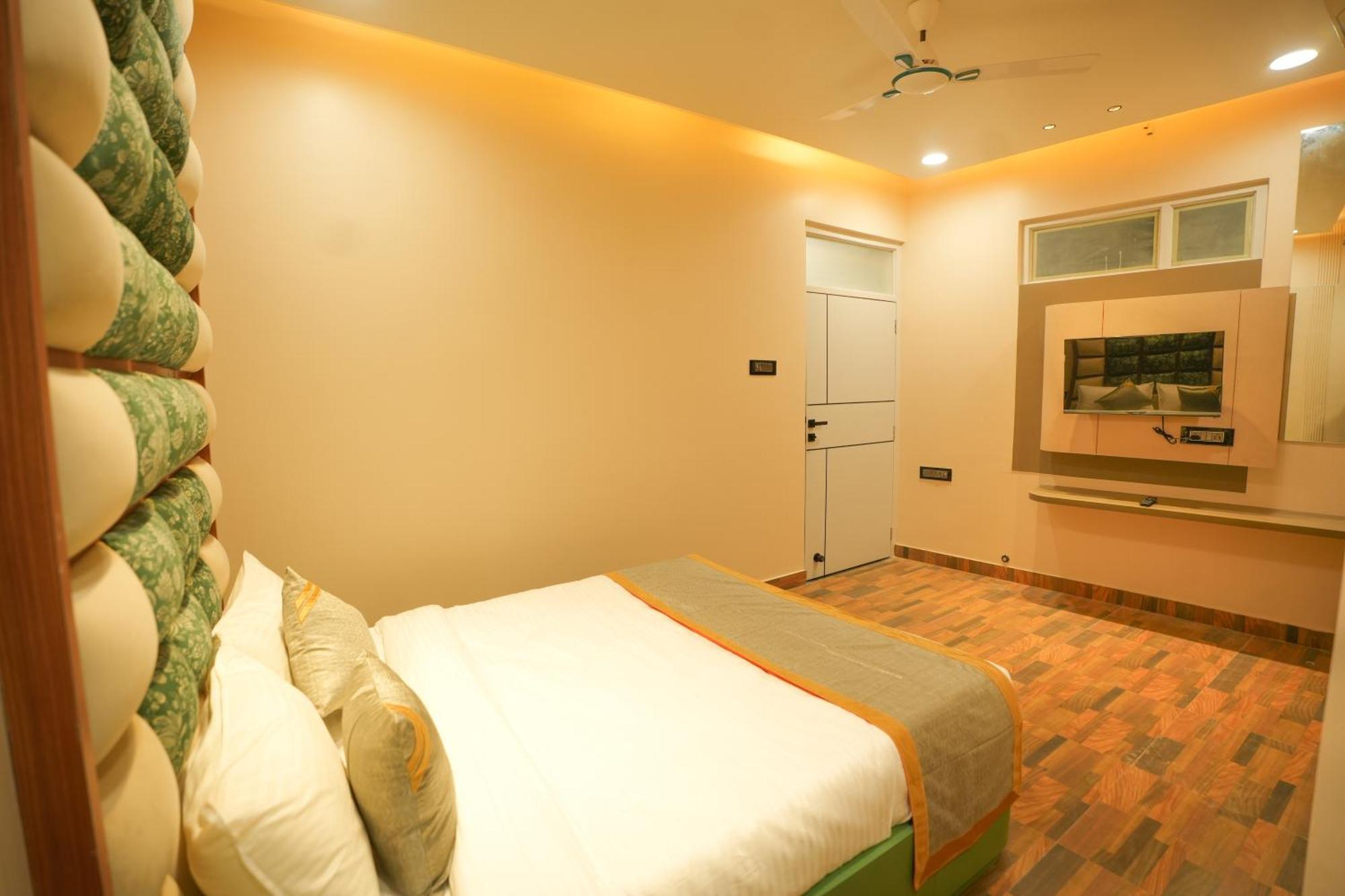 Dashrath Inn Near Ramjanmbhoomi Ayodhya Экстерьер фото